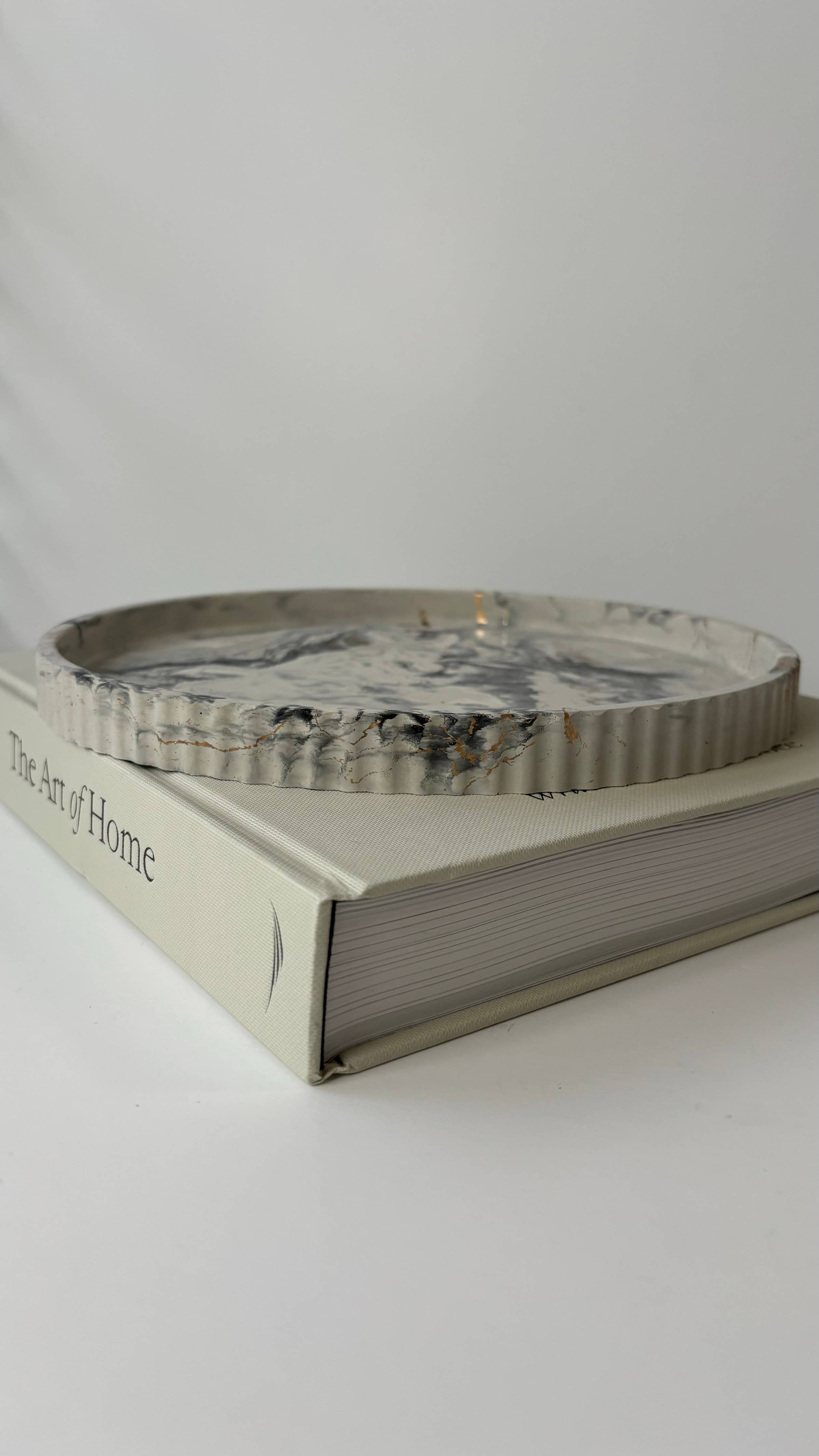 Joma - Concrete Fluted Tray | Round Concrete Tray: Black fusion marble