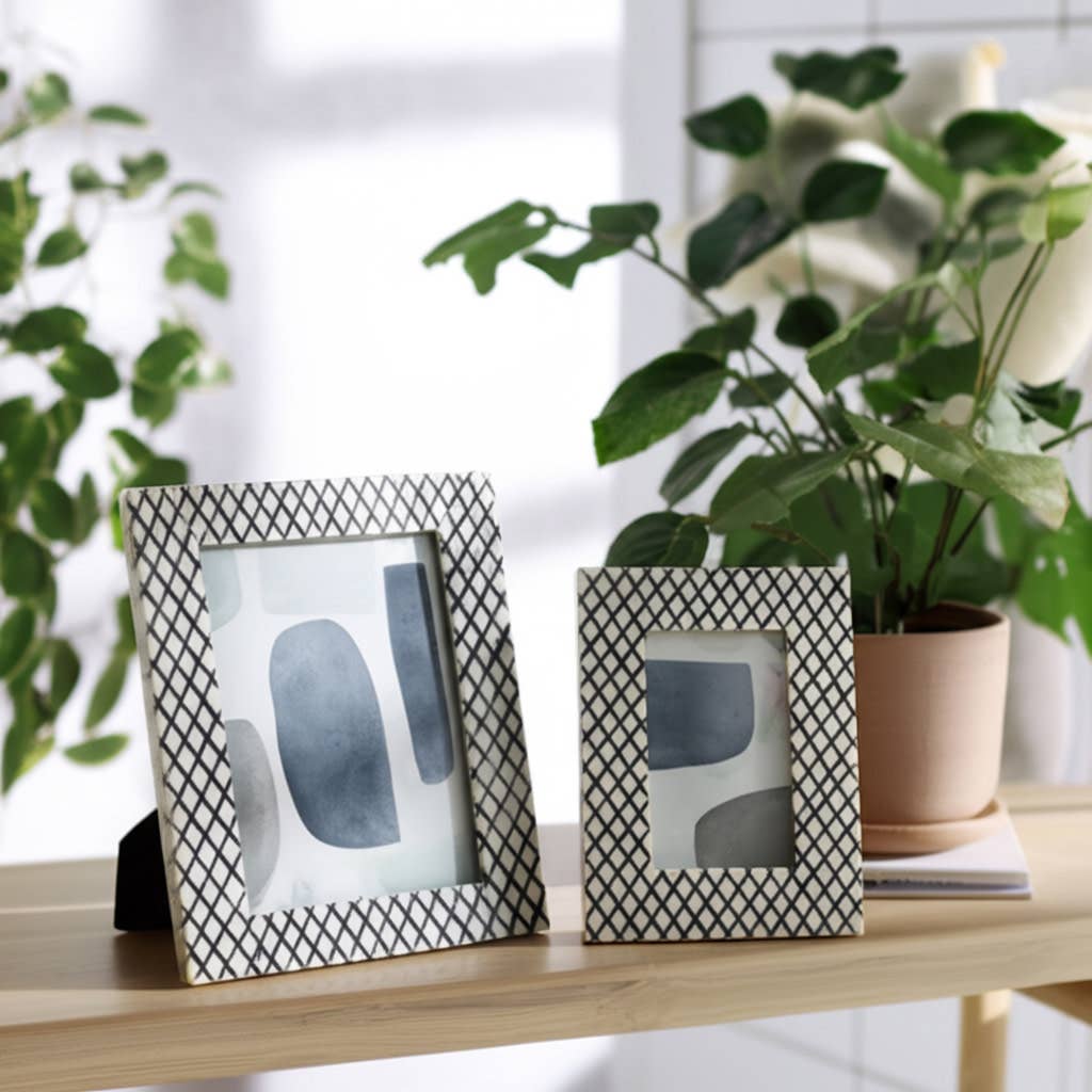 Resin Wood Diamond Pattern Photo Frame - Black, 4x6 in.