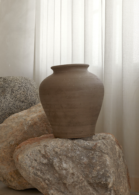 Santiago Vase, Taupe