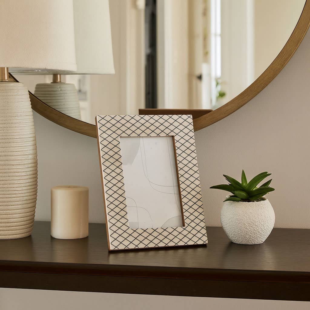 Resin Wood Diamond Pattern Photo Frame - Black, 4x6 in.